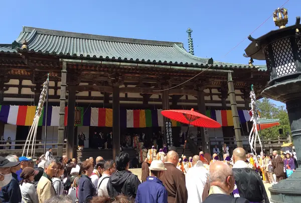 金堂でおこなわれた開創記念慶讃法会