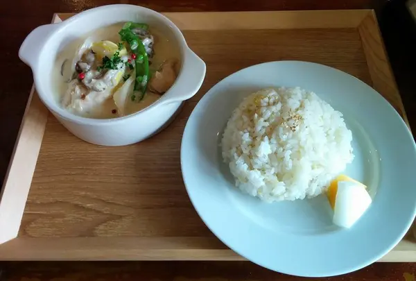 季節野菜と鶏胸肉のフリカッセ
