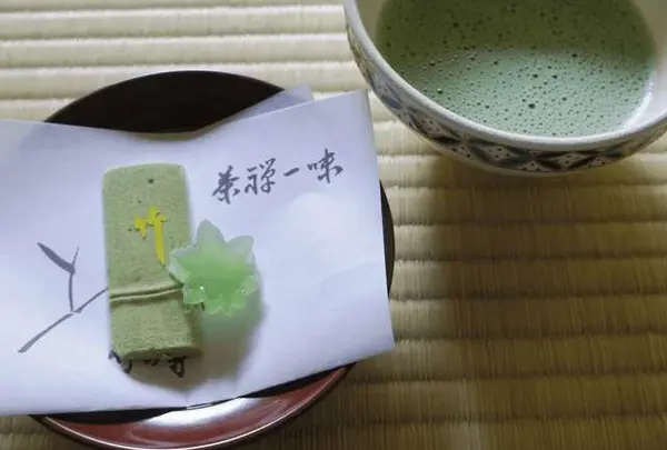 庭園を眺めながらいただくお抹茶