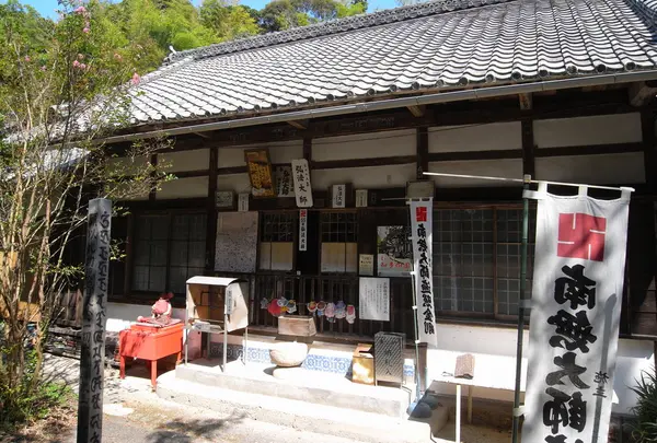 手前が弘法堂