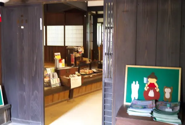 お土産屋さんとギャラリー