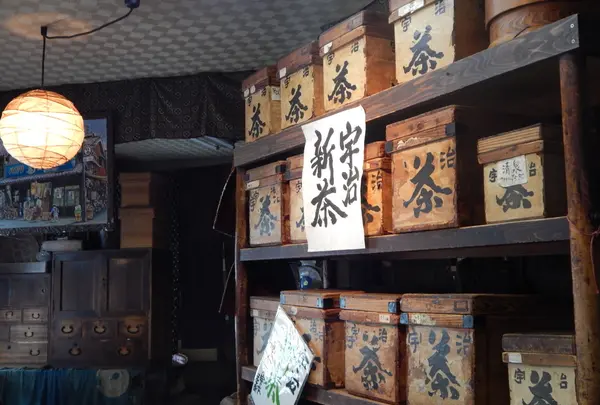年季の入った茶箱がいい雰囲気