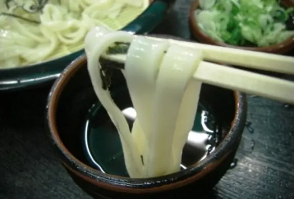 幅広麺がモチッとツルっと