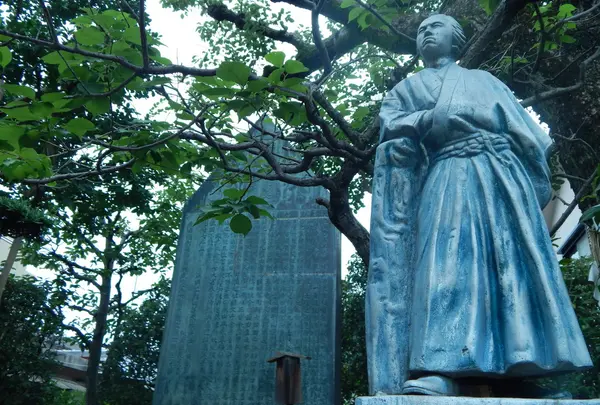 庭園に龍馬さん