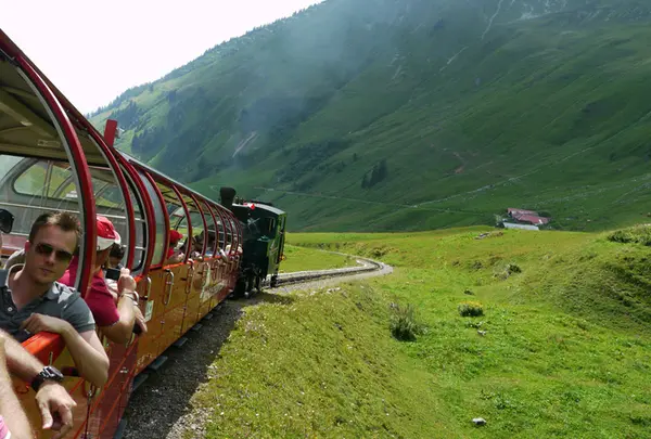 ブリエンツ・ロートホルンへSL登山鉄道で
