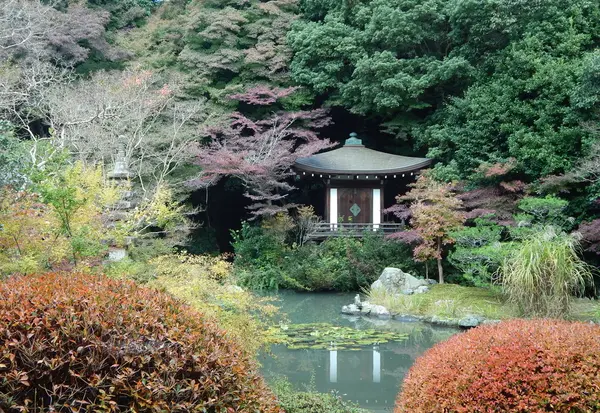 池泉回遊式庭園「晩翠園（ばんすいえん」）」