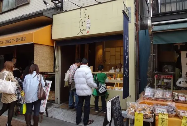 お店の前はいつも大賑わい