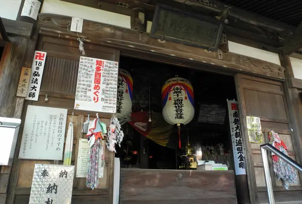 弘法様は観音堂の左側