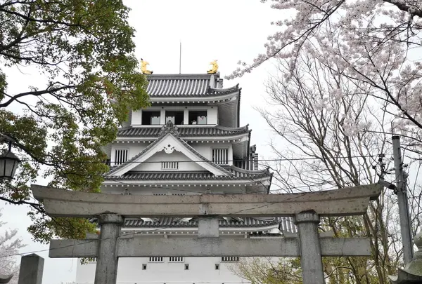 神社の正面に一夜城