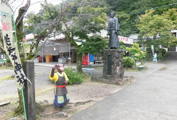 イヌ、サル、キジをお供に