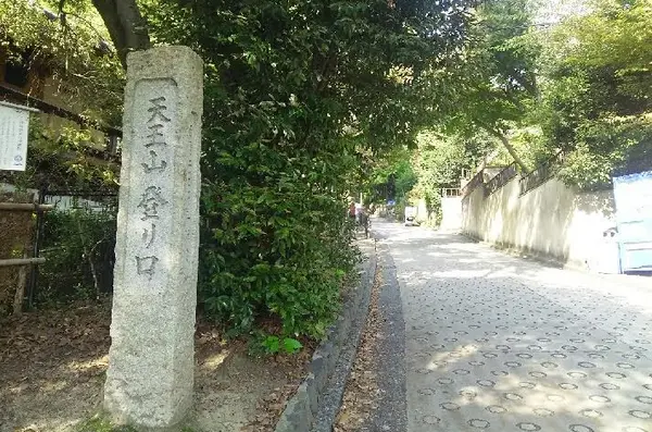 線路の先には天王山が