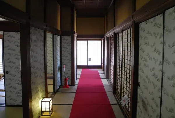 同じ柄のふすまが続く
