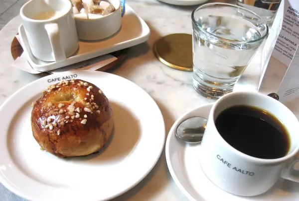 コーヒーとパンを注文