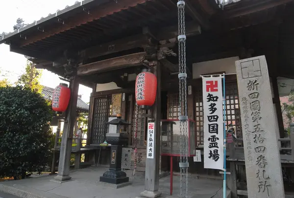 弘法堂は左奥に