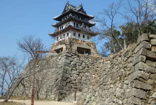 約４００年前の石垣が残る洲本城跡。