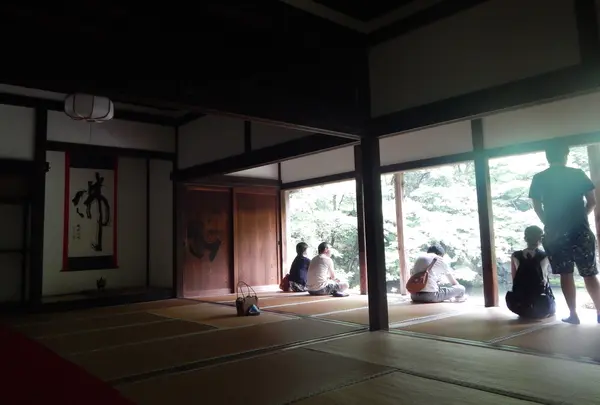 書院に光が射し込んできれいです