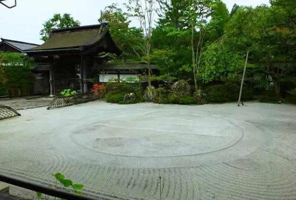 本堂手前の庭園