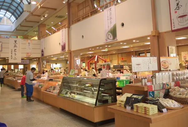 広いお土産屋さん