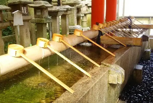 長～い手水舎