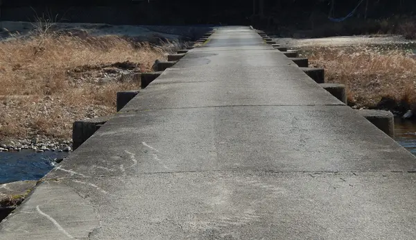 車も渡れますよ、気を付けて