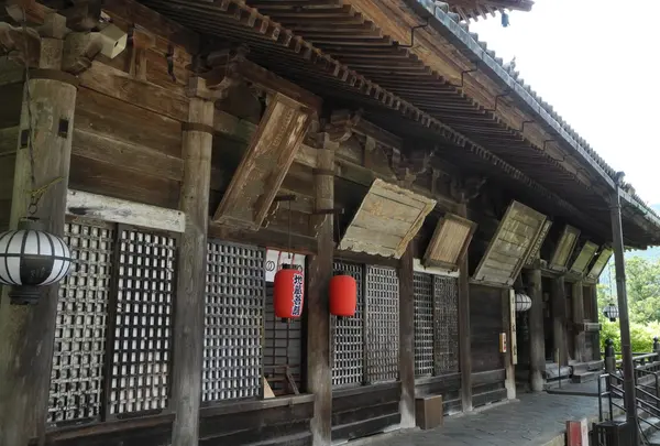 本堂横側にも