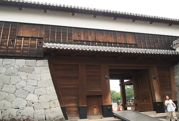 西大手門から入りましょう。