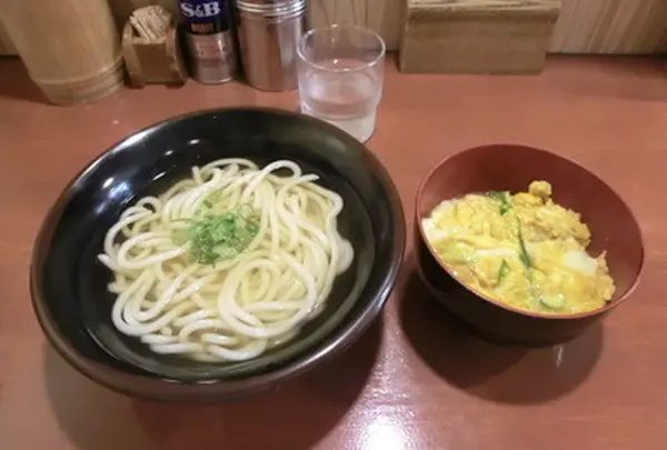 人気メニュー「 かけうどん(かけそば)玉子丼セット」
