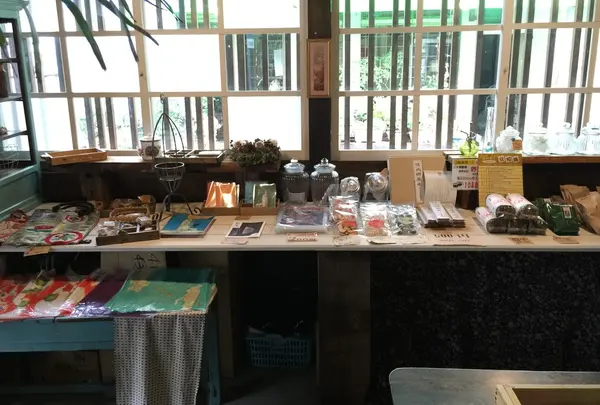 店内では器や雑貨も販売！