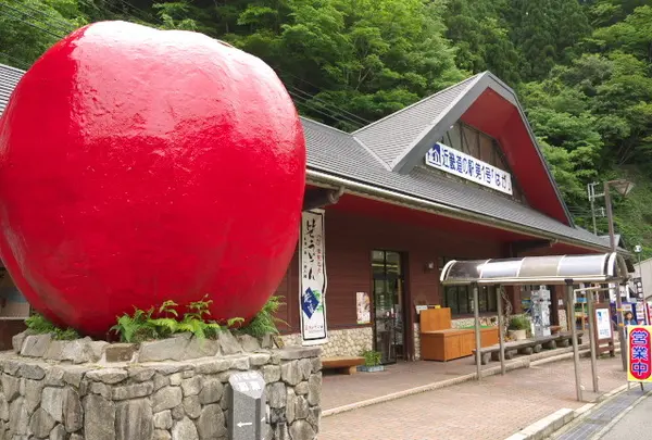 大きなリンゴのオブジェ