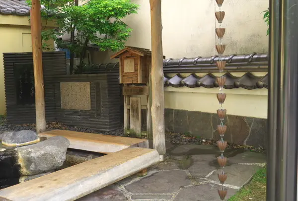 小さいけど人気がある足湯