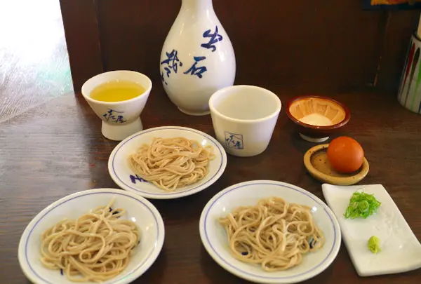 硬貨１枚で皿そば３枚