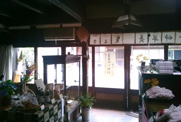 昔味のある店内です。