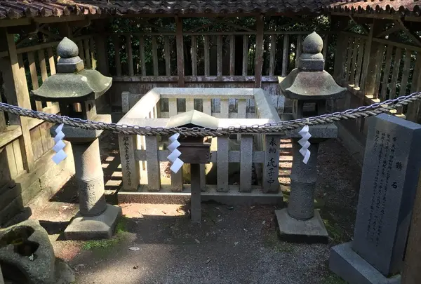 境内裏の鶴石