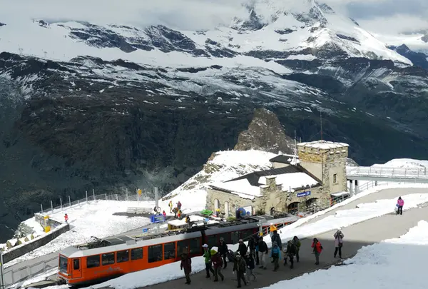 ゴルナグラード展望台へ登山鉄道で