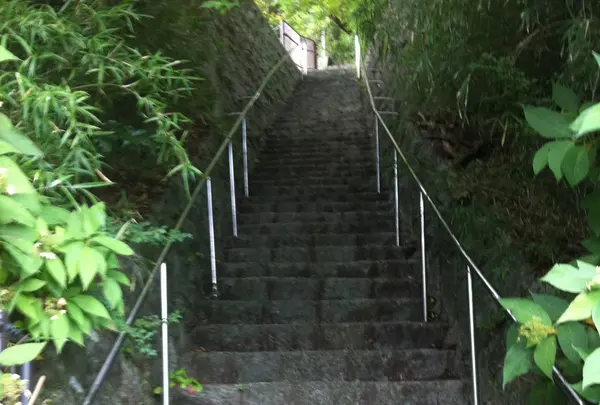 国道渡ると、また、階段
