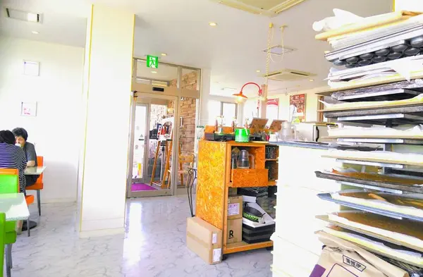 白が基調の明るい店内