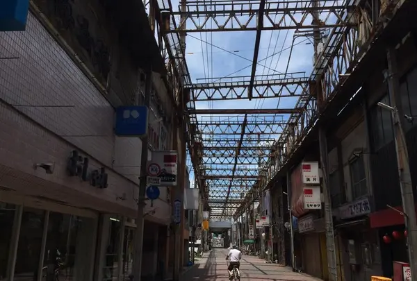 ワイルドな姿のアーケード