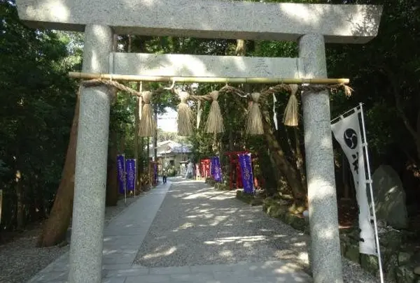 まっすぐ続く参道の脇にあります