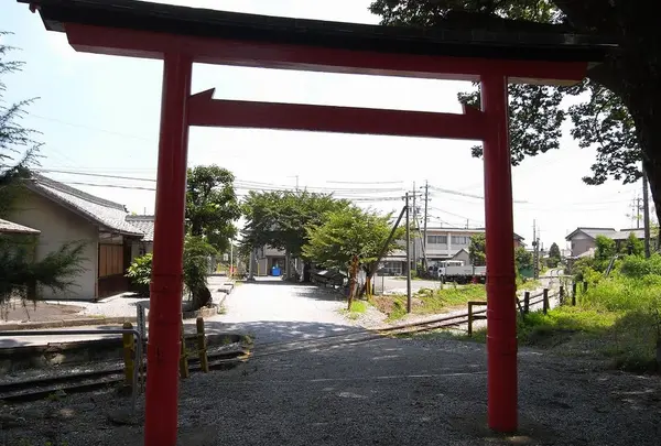 境内を鉄道が横切る神社