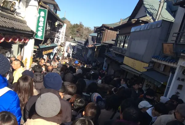 三が日の参道は人と屋台でお祭りみたい