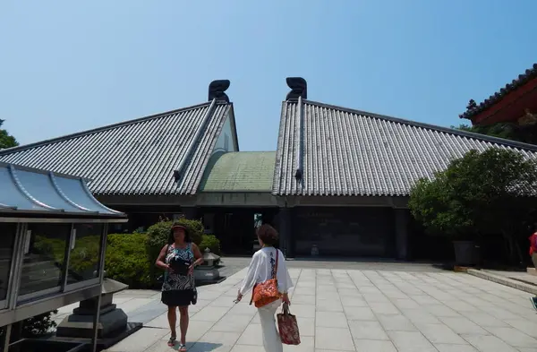 変わった形の屋根を持つ「宝物館」
