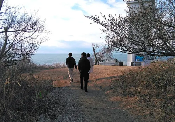 海風を感じつつ小径をゆく
