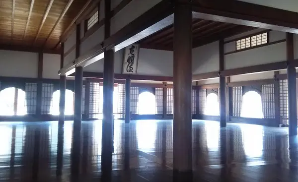 磨きこまれた講堂の床