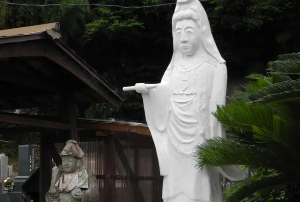本堂へどうぞ