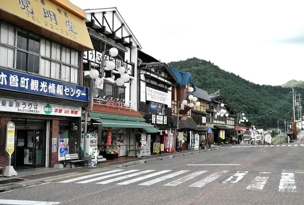 駅前はおなじみの店がずらり