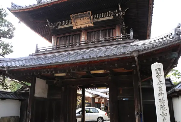 立派な山門が続く