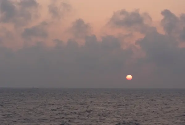 水平線に沈む夕陽