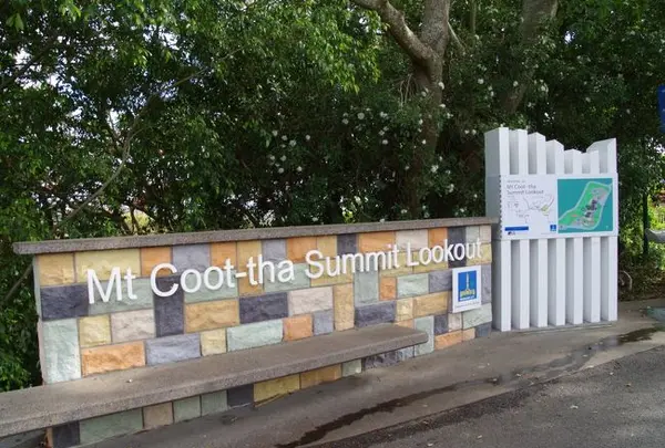 マウントクーサ展望台　　　Mount Coot-Tha Summit Lookout
