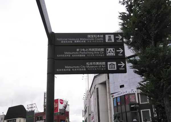 駅前からのびる「あがたの森通り」をまっすぐ