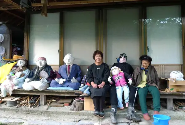 人より人形　Few People, Many Scarecrows